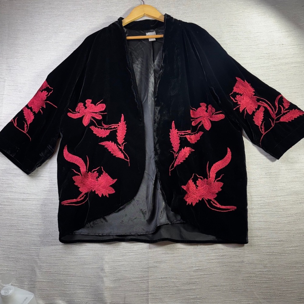 Chicos Black Velvet Embroidered Floral Kimono Open Jacket Red
2 (L/XL 12/14)